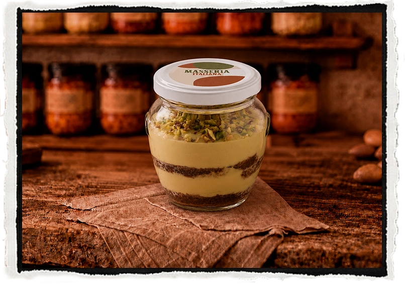tarro de tiramisú de pistacho sobre encimera de madera